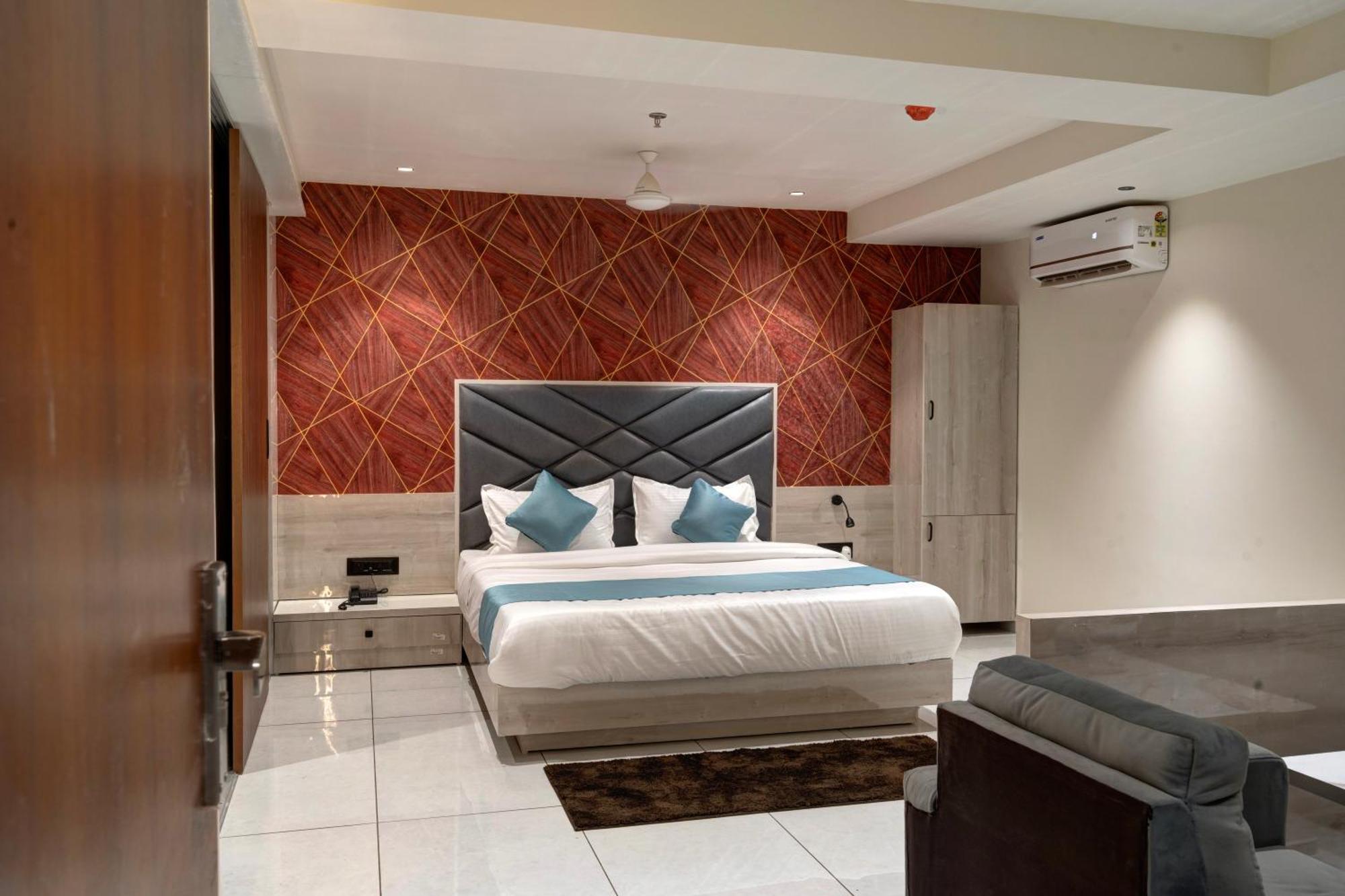 Hotel Shrimad Villa Гандинагар Екстериор снимка