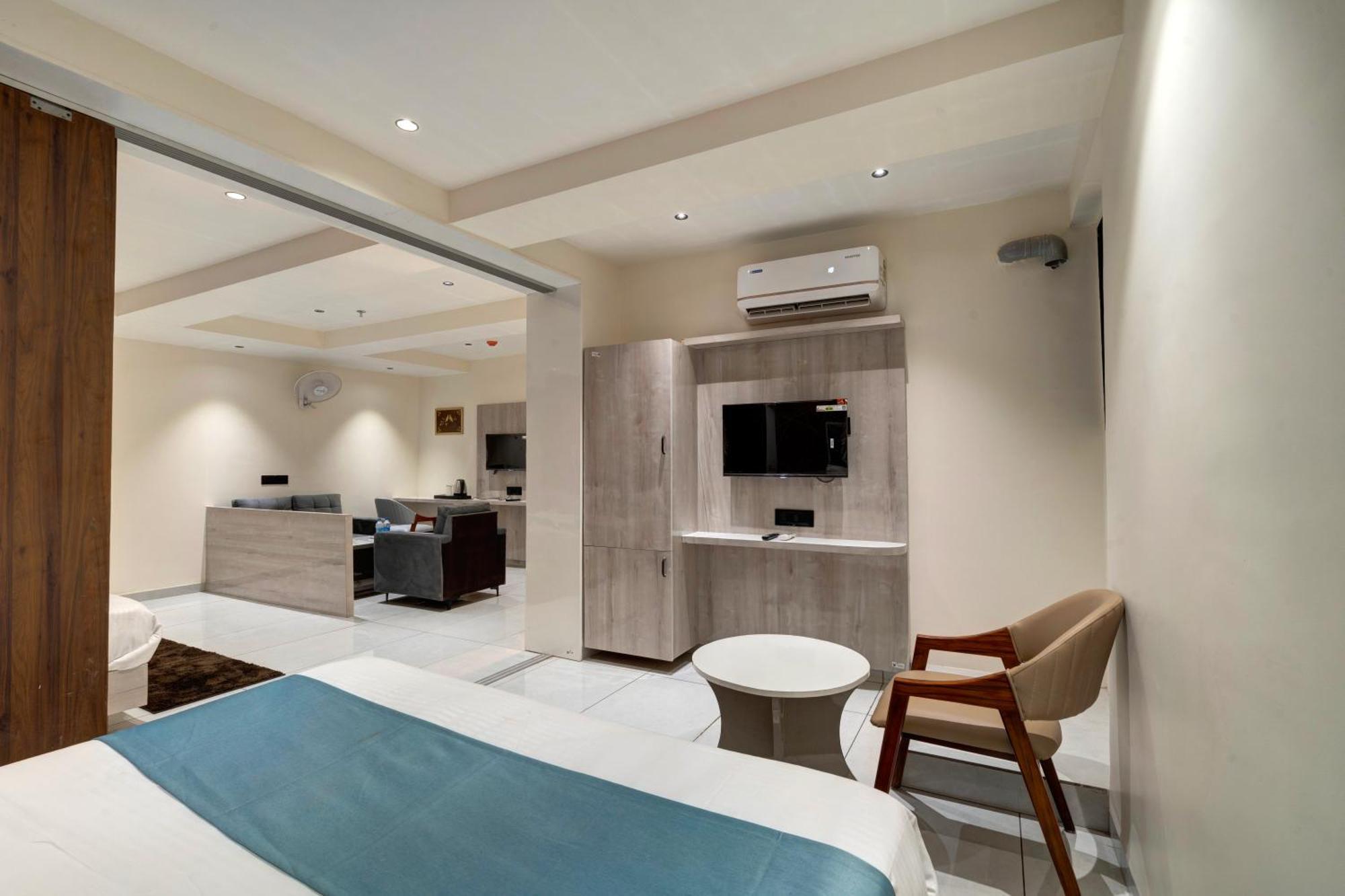 Hotel Shrimad Villa Гандинагар Екстериор снимка