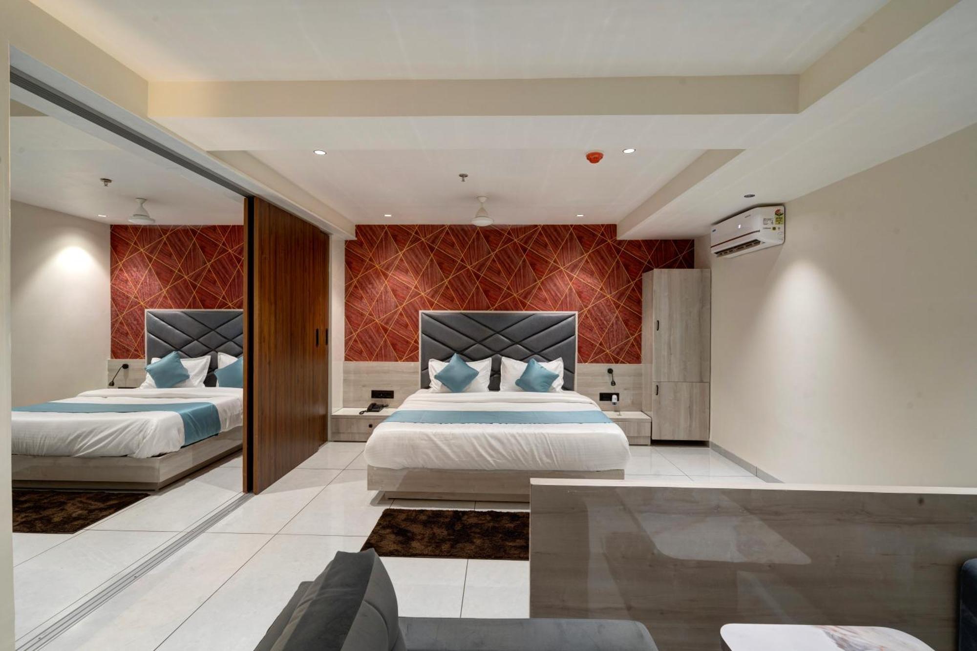 Hotel Shrimad Villa Гандинагар Екстериор снимка