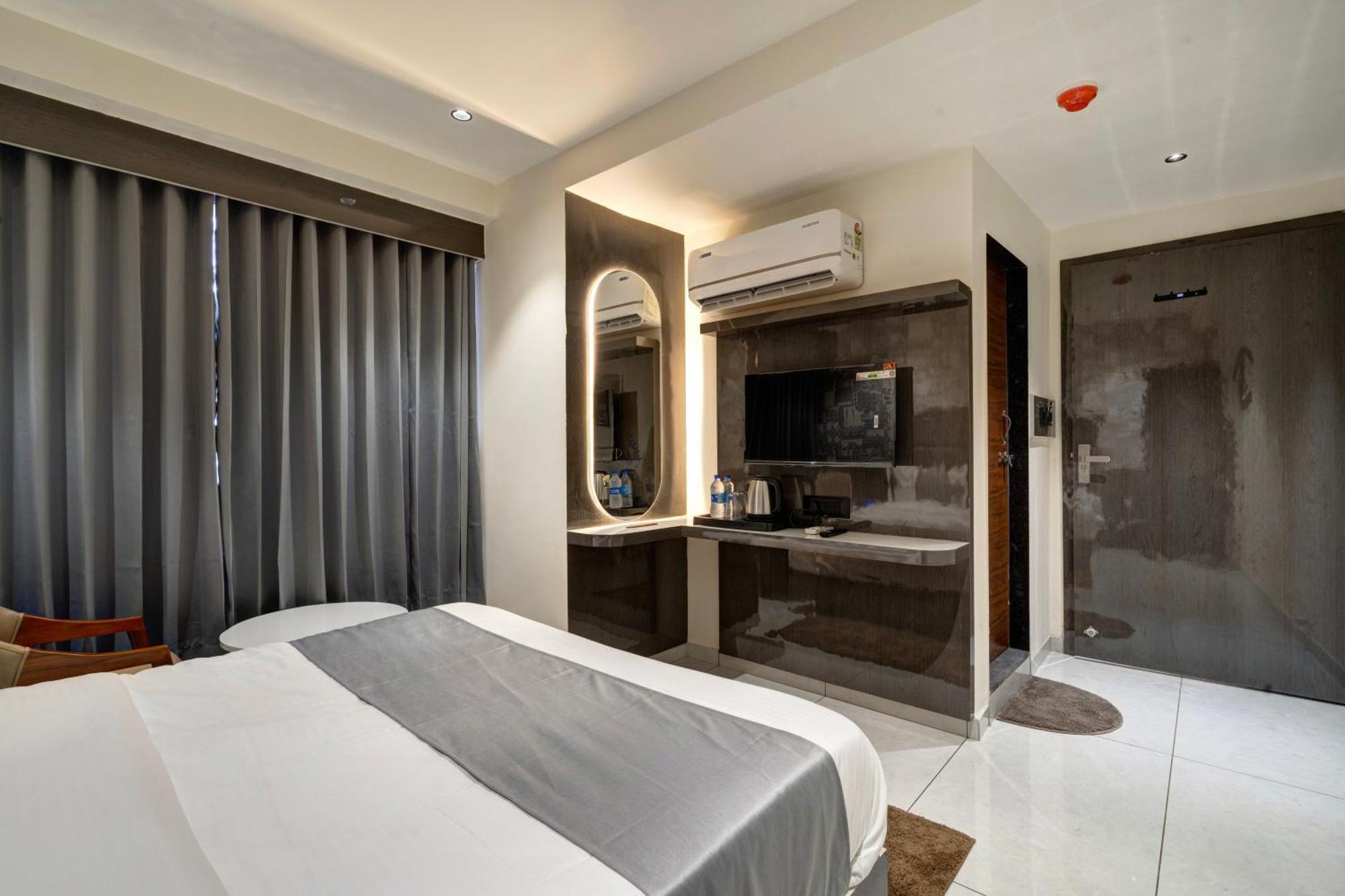 Hotel Shrimad Villa Гандинагар Екстериор снимка