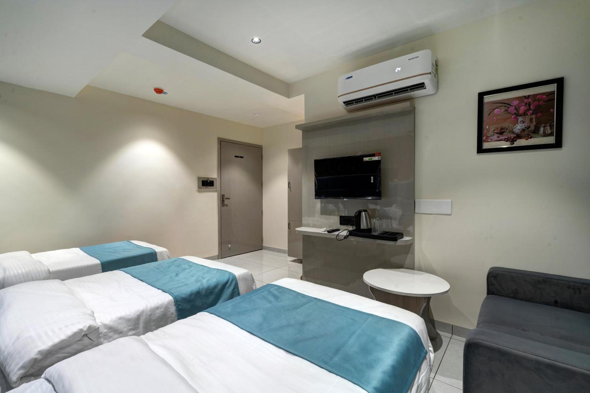 Hotel Shrimad Villa Гандинагар Екстериор снимка