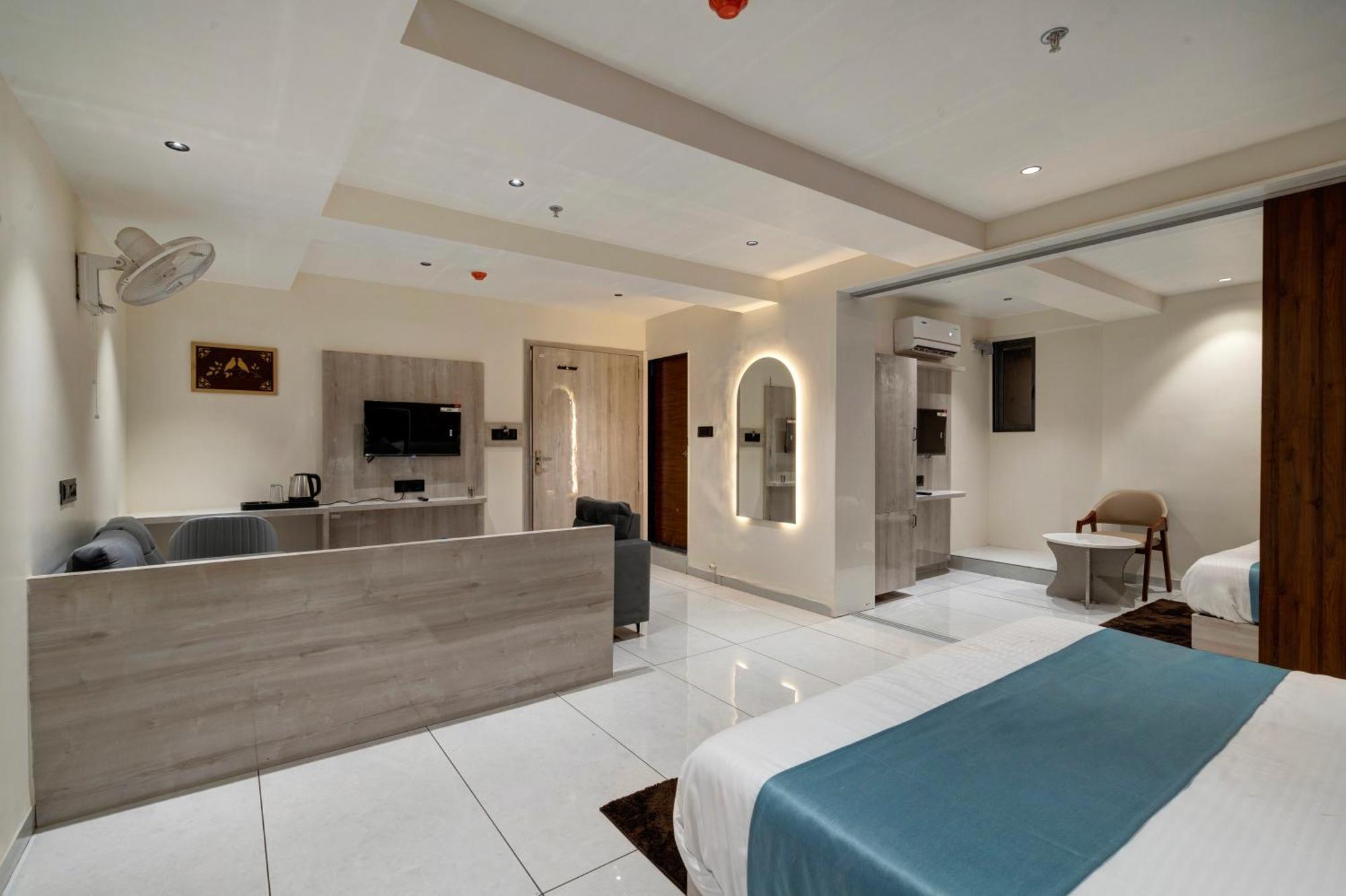 Hotel Shrimad Villa Гандинагар Екстериор снимка