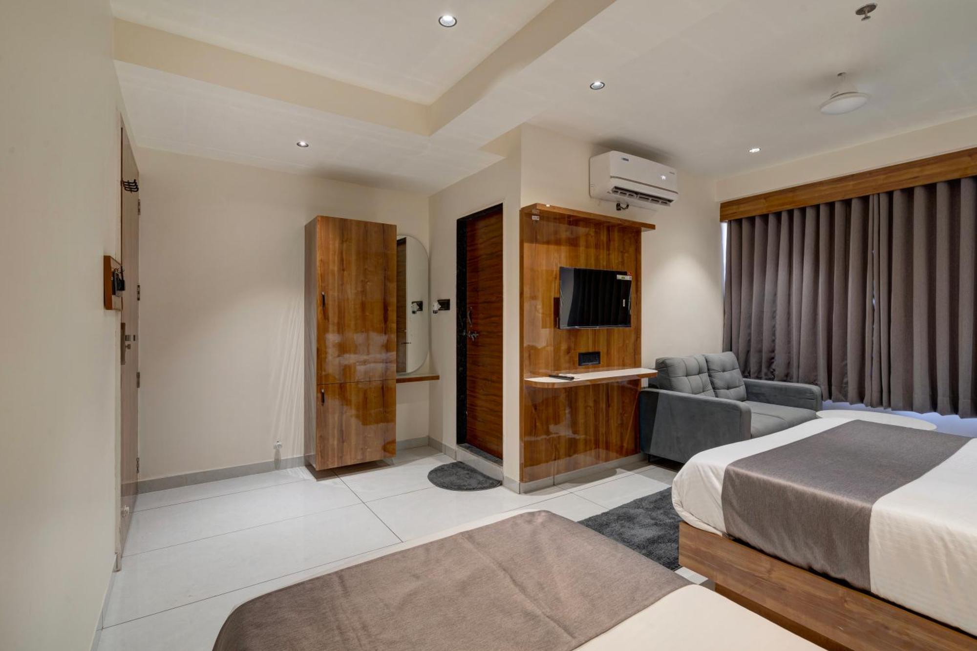 Hotel Shrimad Villa Гандинагар Екстериор снимка