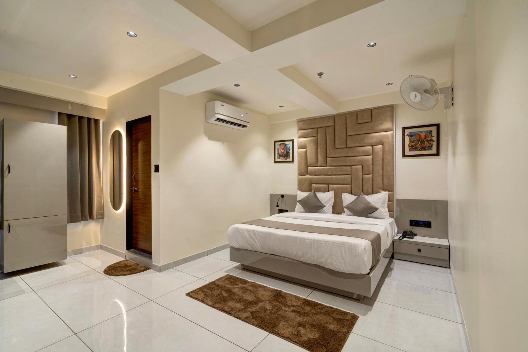 Hotel Shrimad Villa Гандинагар Екстериор снимка