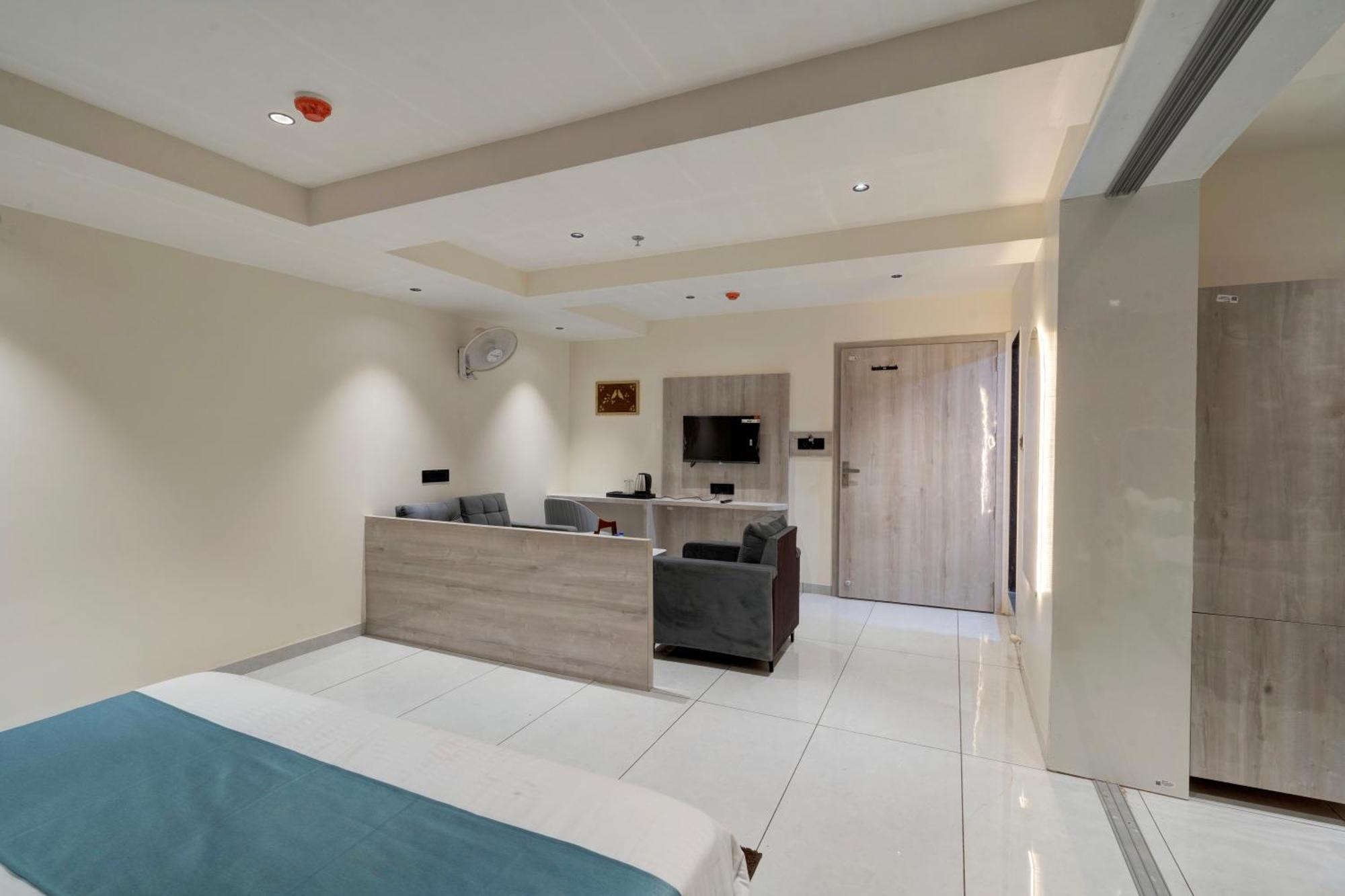 Hotel Shrimad Villa Гандинагар Екстериор снимка