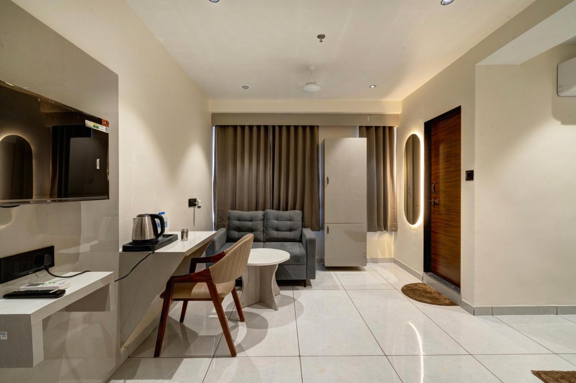 Hotel Shrimad Villa Гандинагар Екстериор снимка