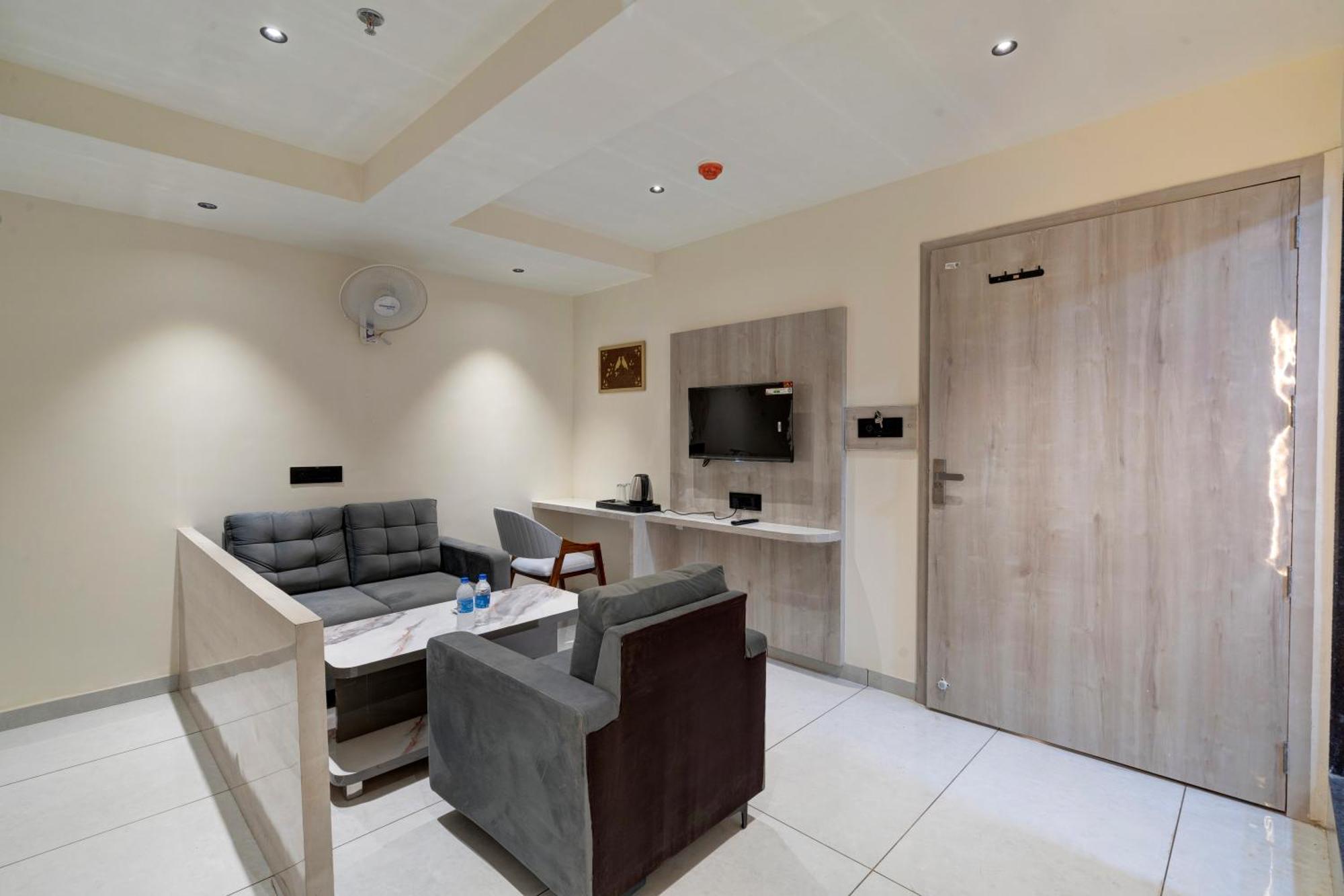 Hotel Shrimad Villa Гандинагар Екстериор снимка