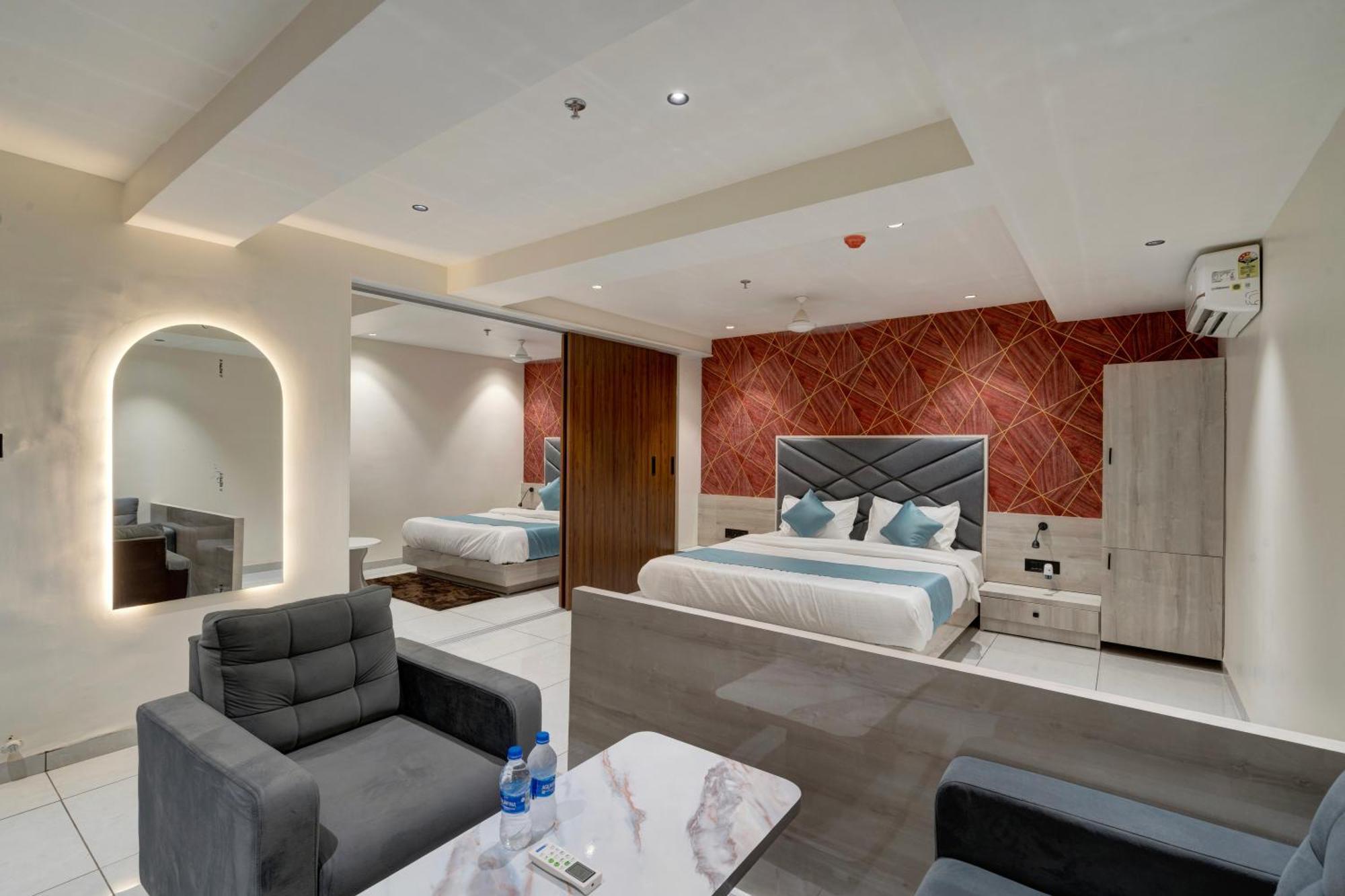Hotel Shrimad Villa Гандинагар Екстериор снимка