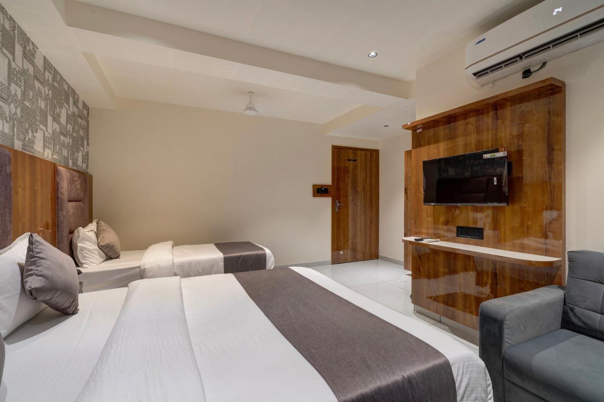 Hotel Shrimad Villa Гандинагар Екстериор снимка