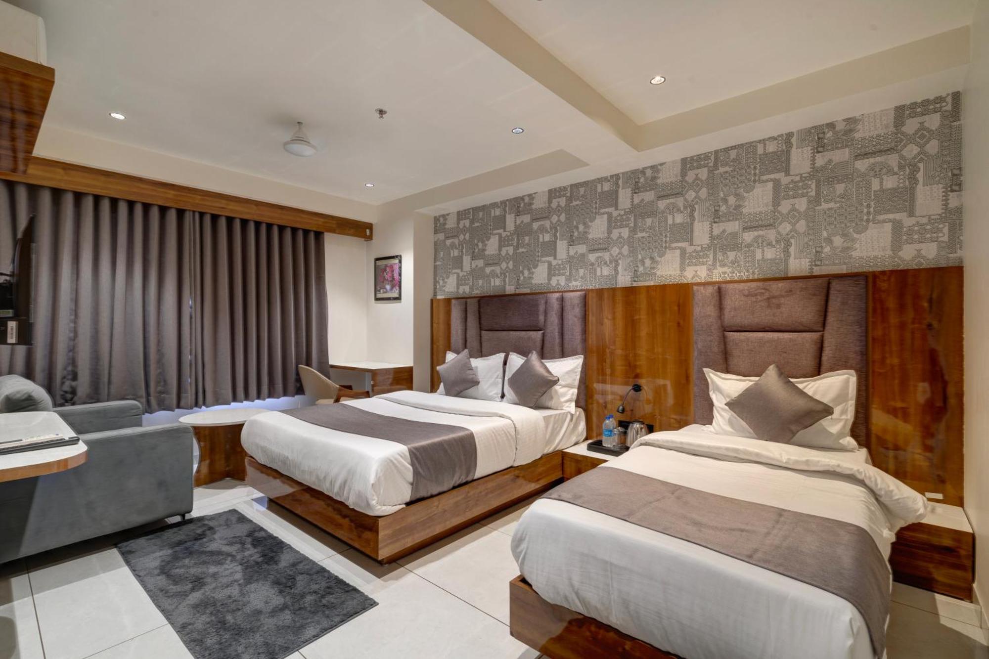 Hotel Shrimad Villa Гандинагар Екстериор снимка