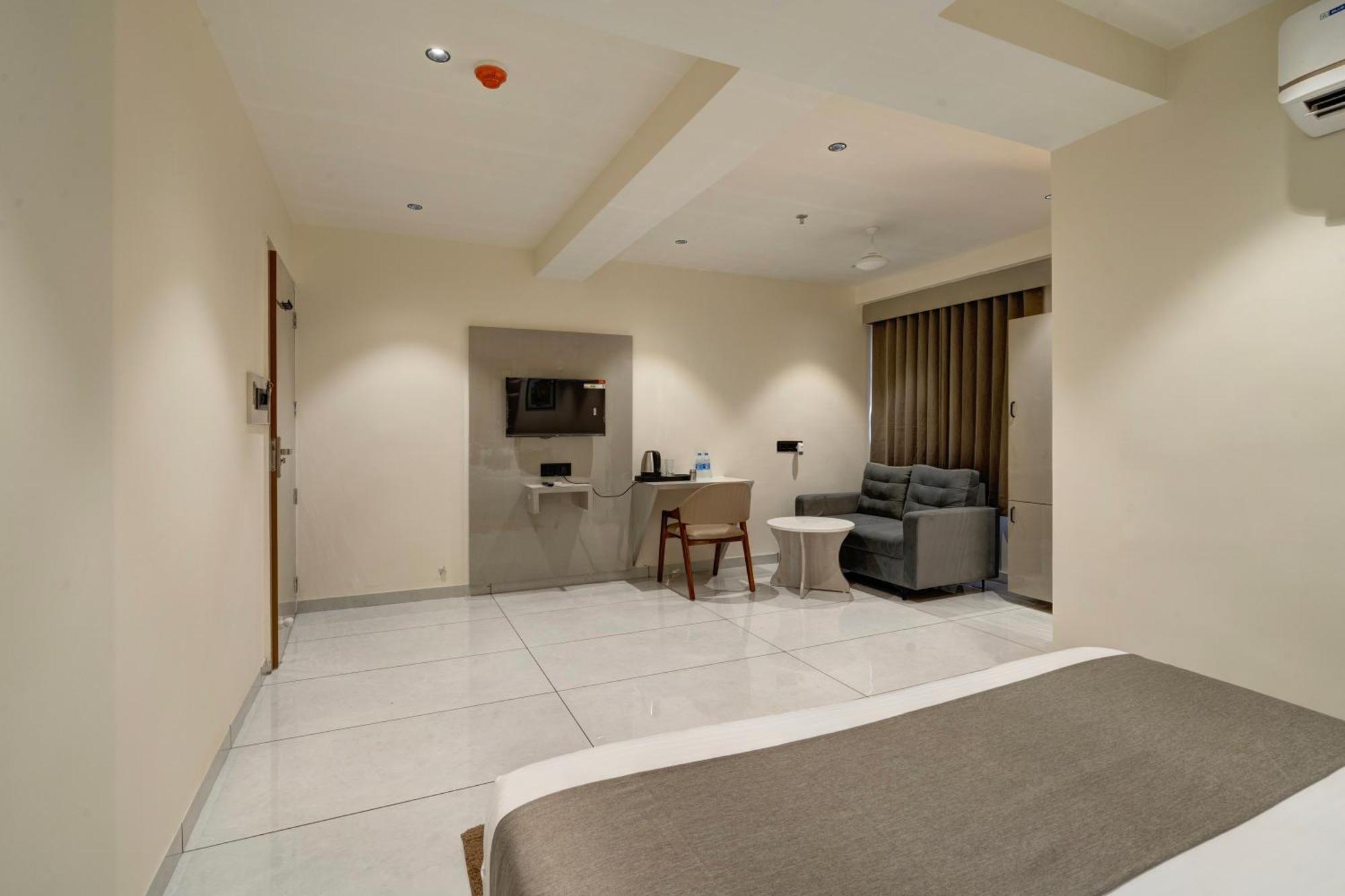 Hotel Shrimad Villa Гандинагар Екстериор снимка