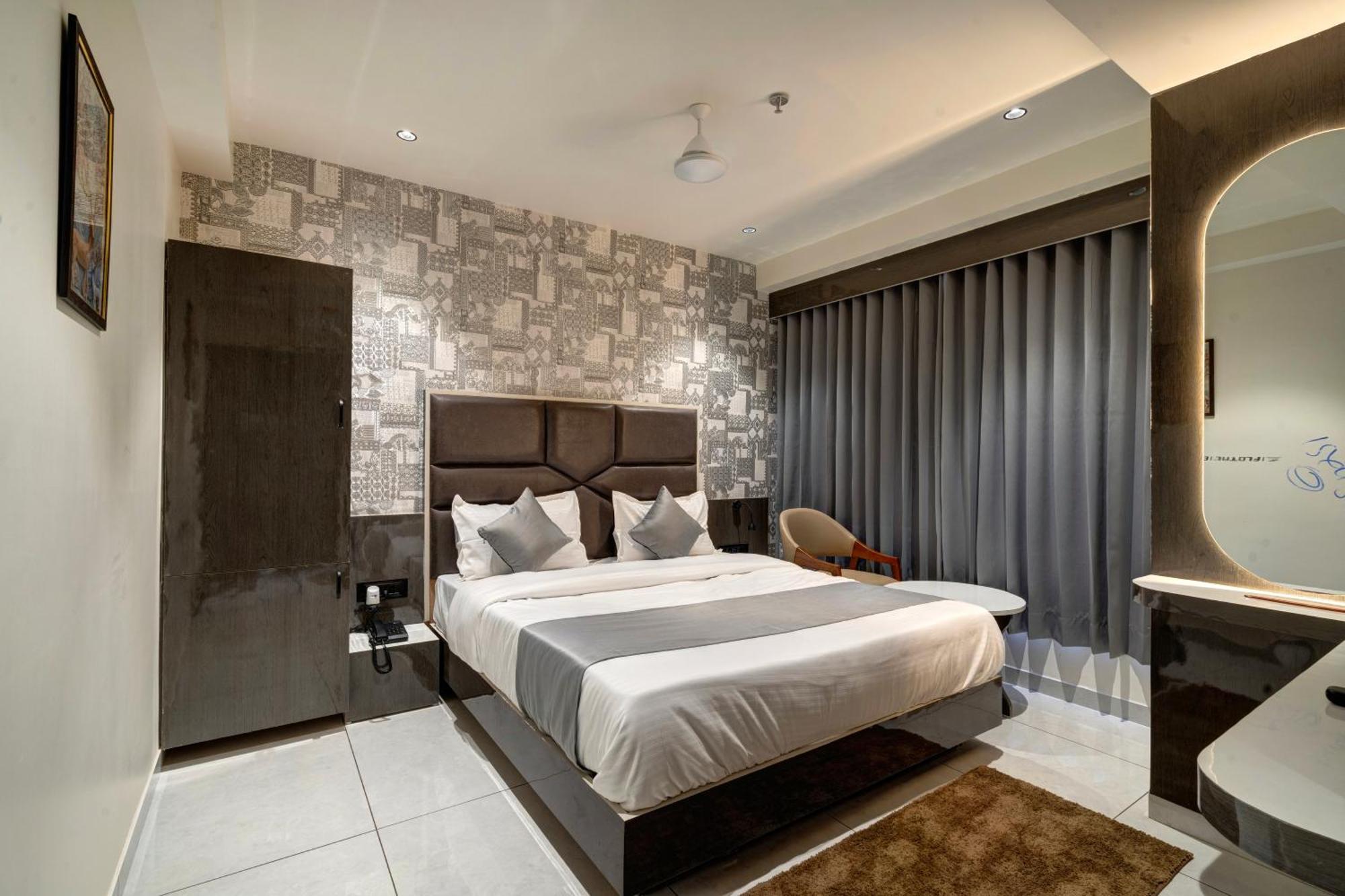 Hotel Shrimad Villa Гандинагар Екстериор снимка