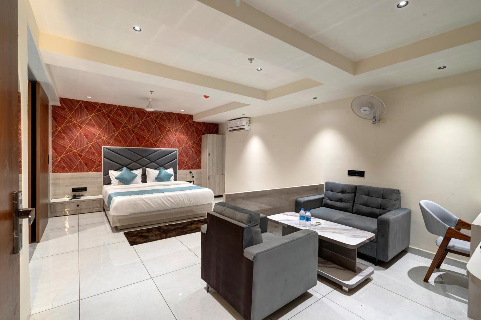 Hotel Shrimad Villa Гандинагар Екстериор снимка