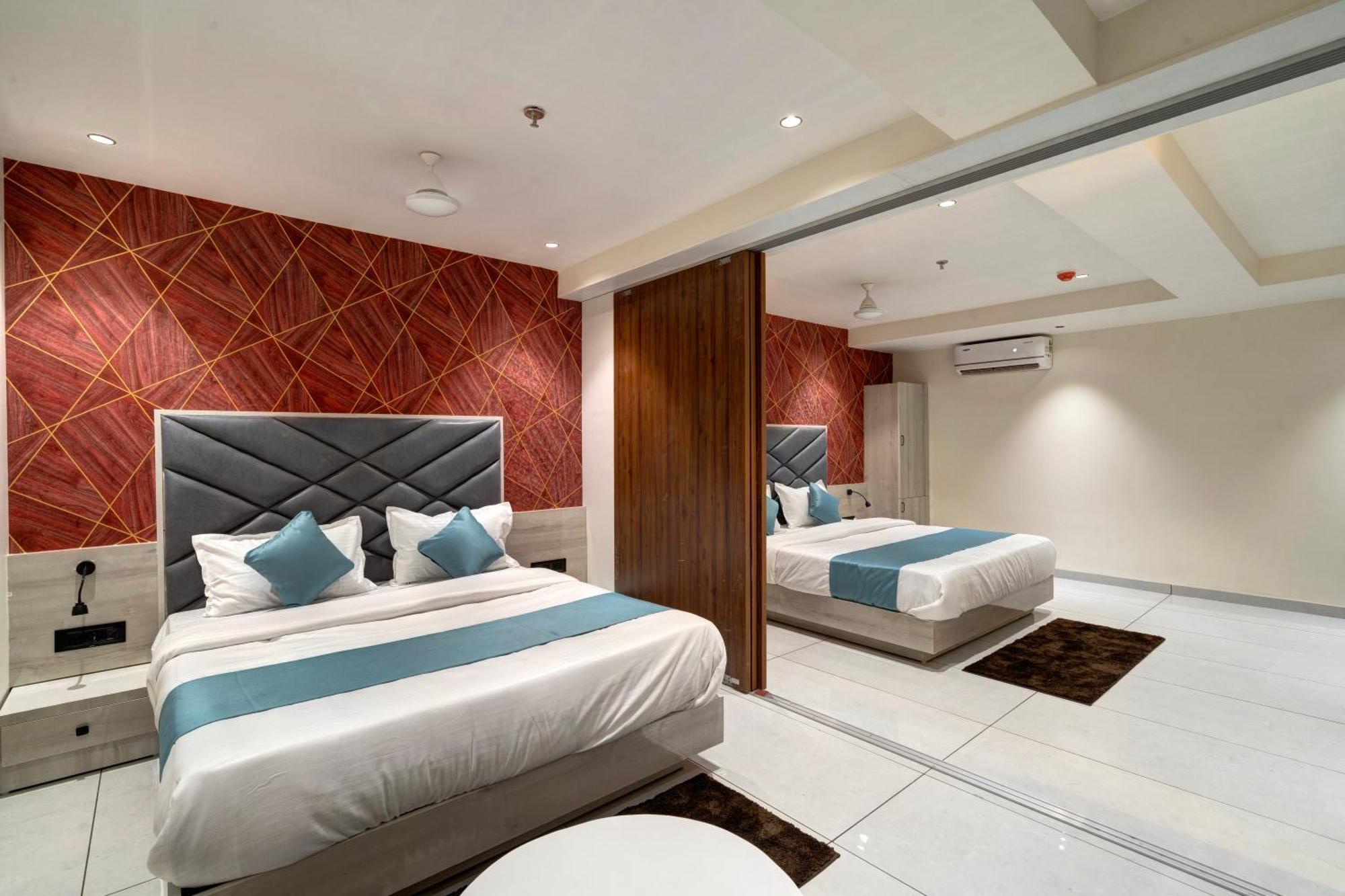 Hotel Shrimad Villa Гандинагар Екстериор снимка
