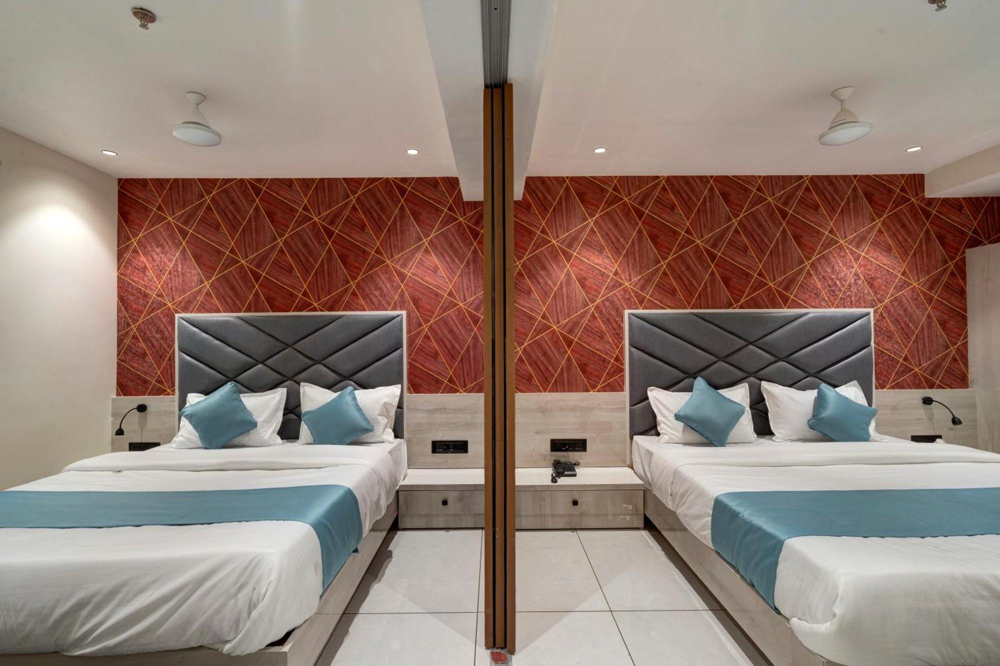 Hotel Shrimad Villa Гандинагар Екстериор снимка