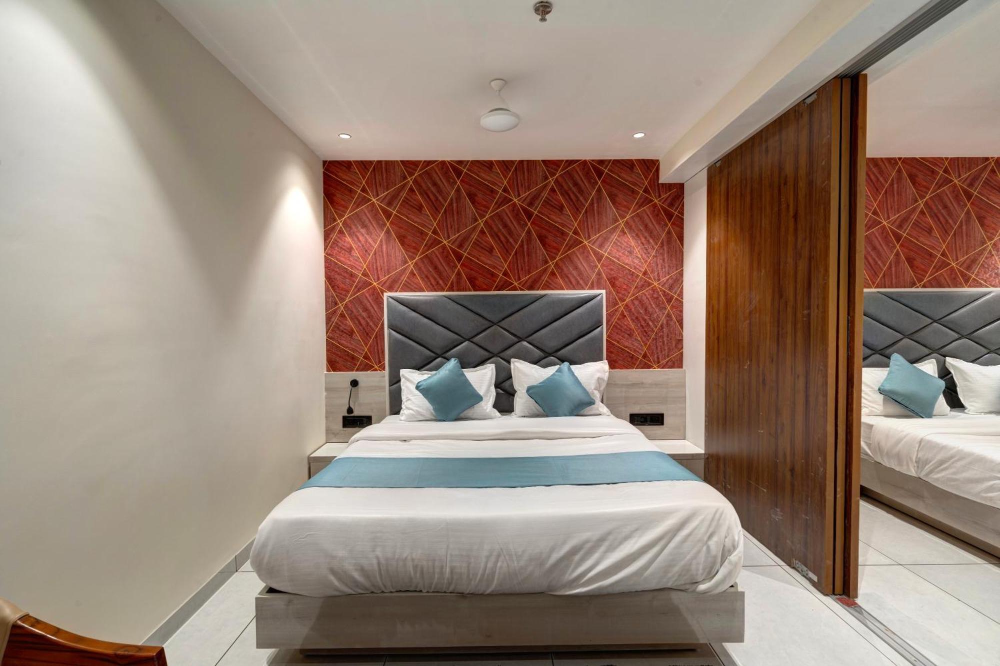 Hotel Shrimad Villa Гандинагар Екстериор снимка