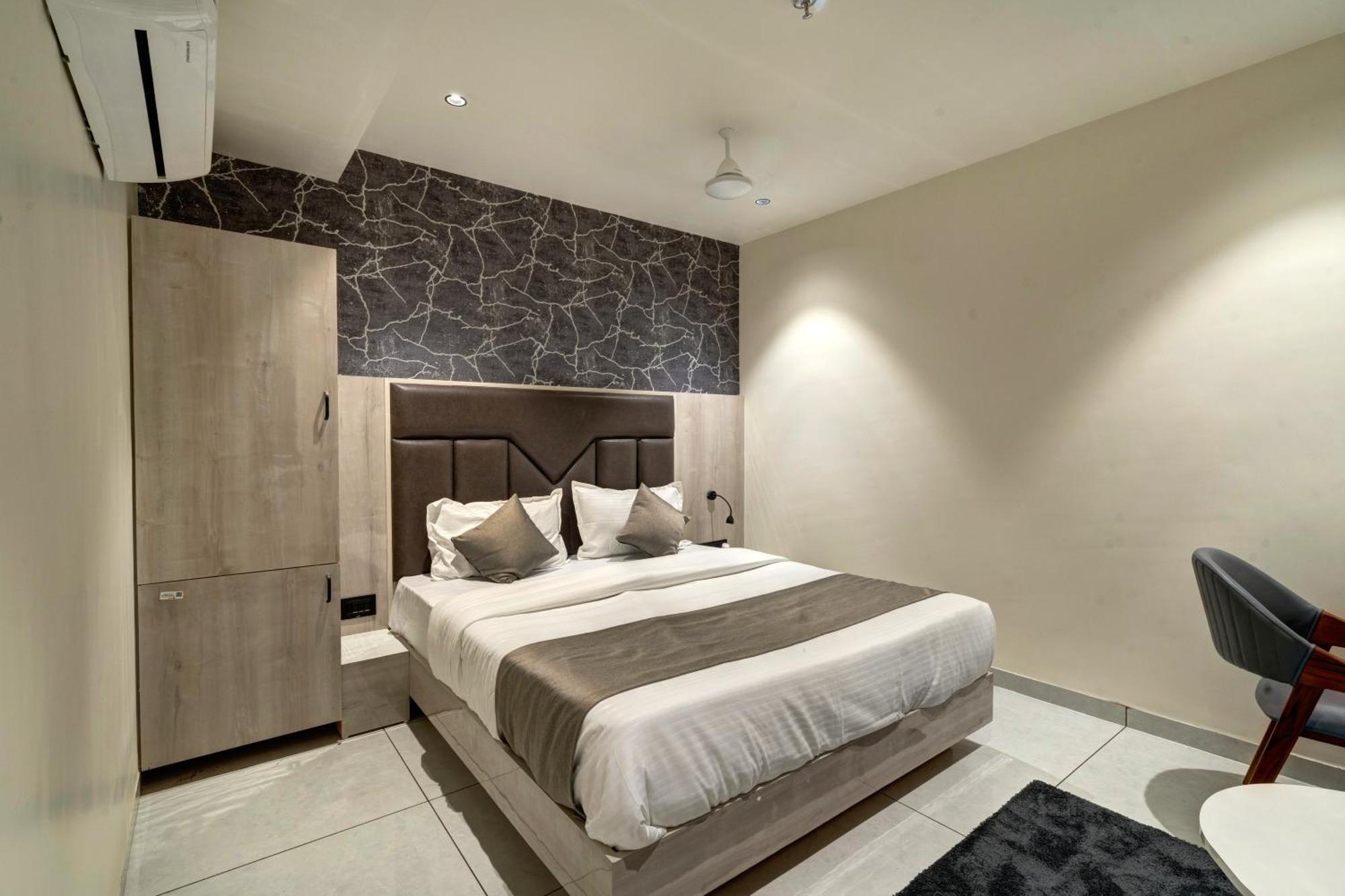 Hotel Shrimad Villa Гандинагар Екстериор снимка
