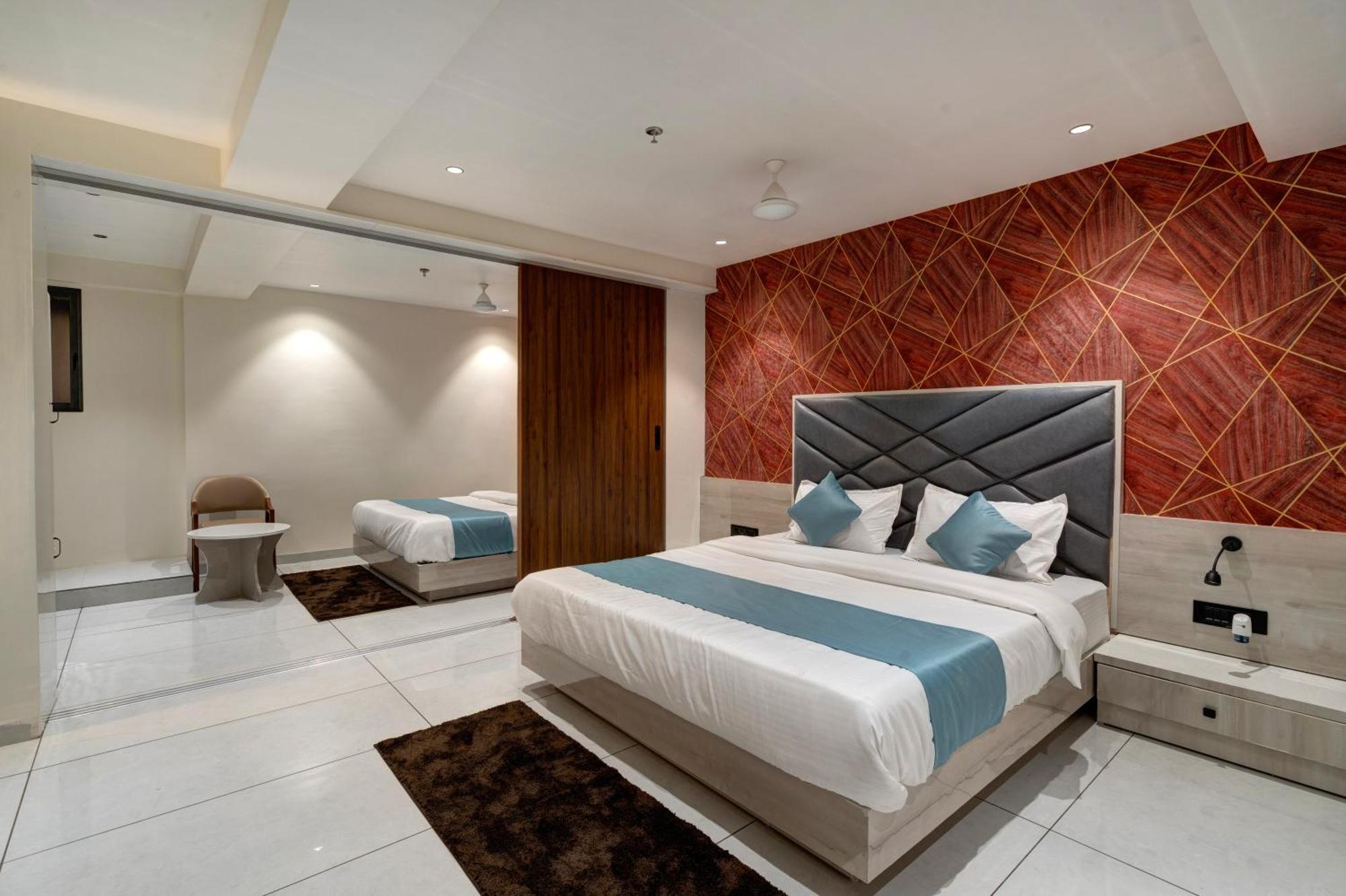 Hotel Shrimad Villa Гандинагар Екстериор снимка