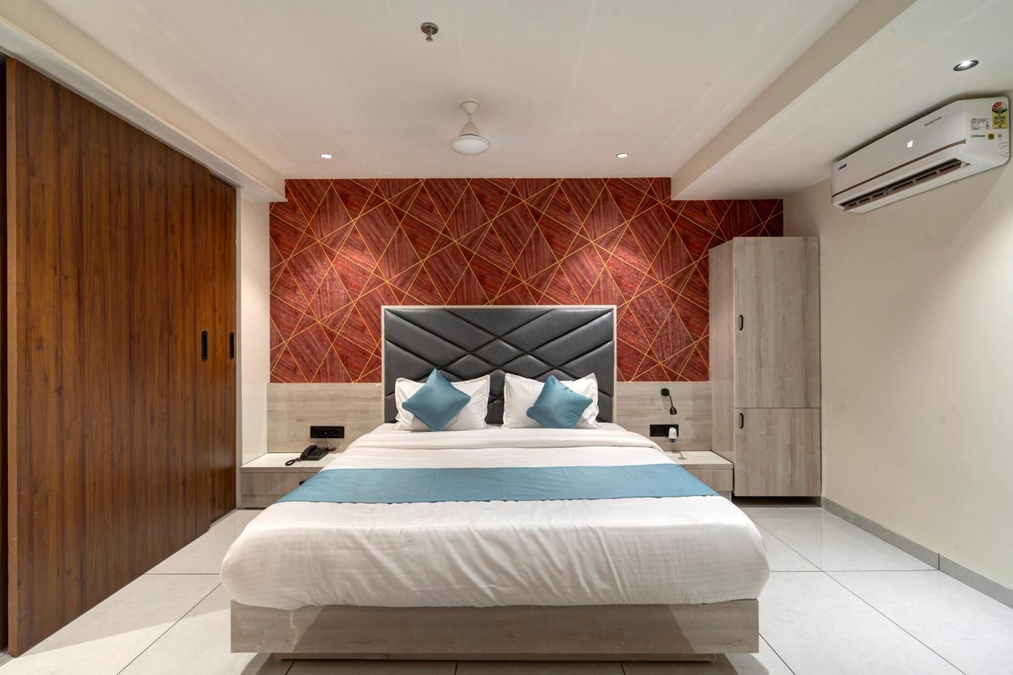 Hotel Shrimad Villa Гандинагар Екстериор снимка
