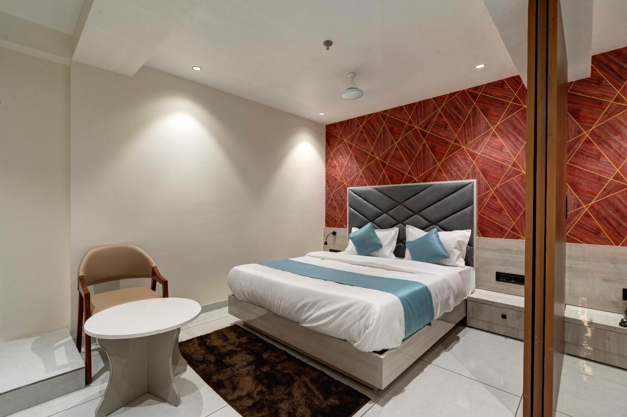 Hotel Shrimad Villa Гандинагар Екстериор снимка
