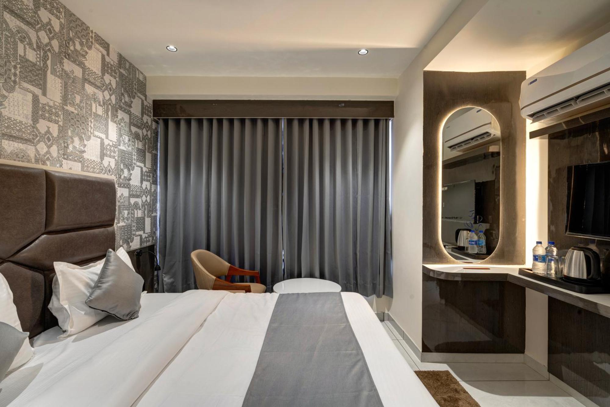 Hotel Shrimad Villa Гандинагар Екстериор снимка