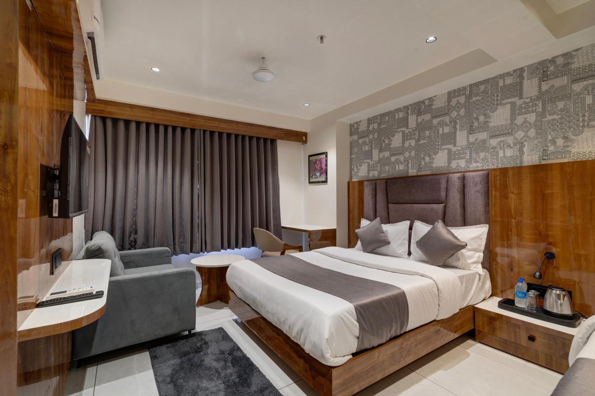 Hotel Shrimad Villa Гандинагар Екстериор снимка