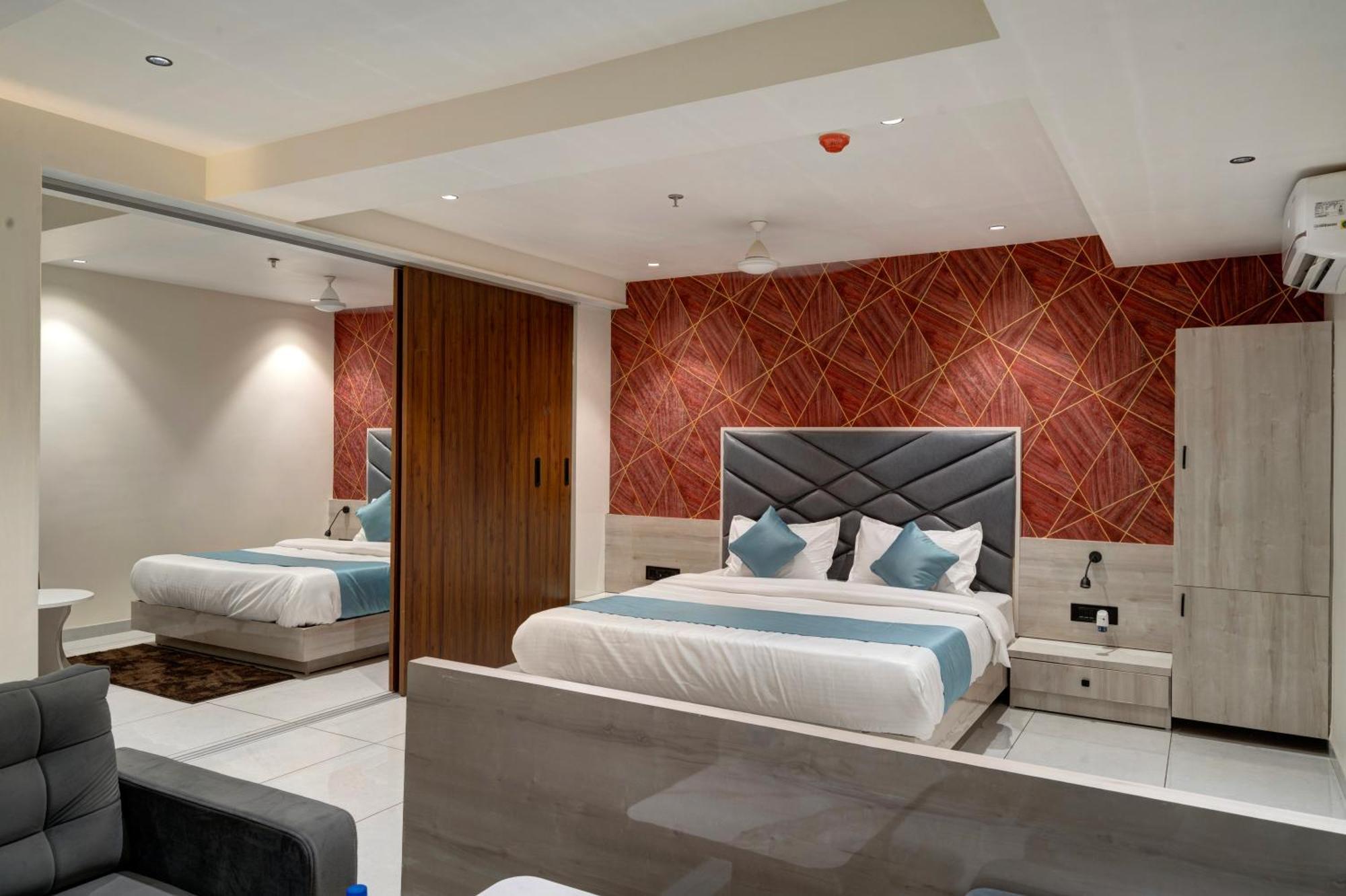 Hotel Shrimad Villa Гандинагар Екстериор снимка