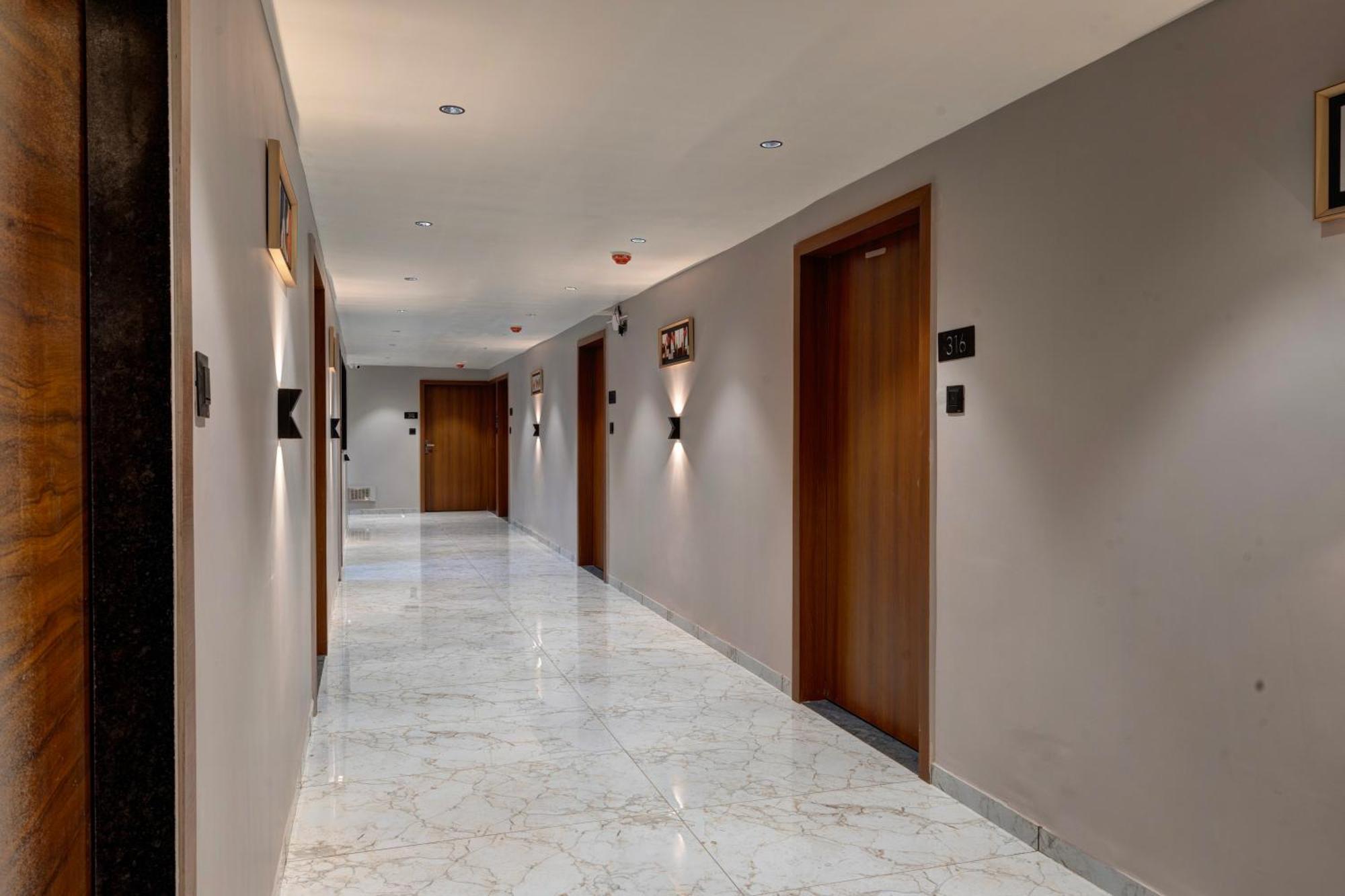 Hotel Shrimad Villa Гандинагар Екстериор снимка